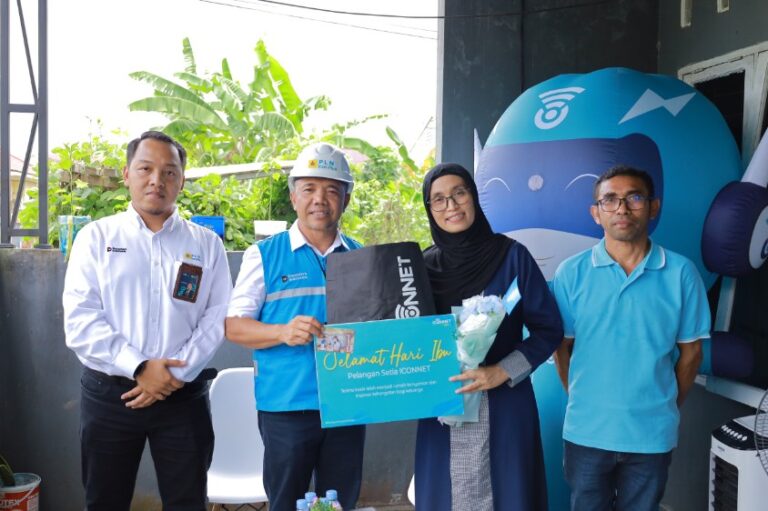 SENTUHAN HUMANIS HARI IBU, PLN ICON PLUS KALIMANTAN DATANGI PELANGGAN ICONNET