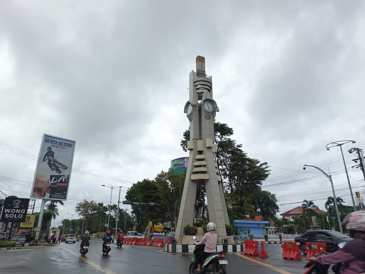 HAMPIR DUA RATUS JUTA, JAM ADIPURA MALAH TIDAK BERFUNGSI