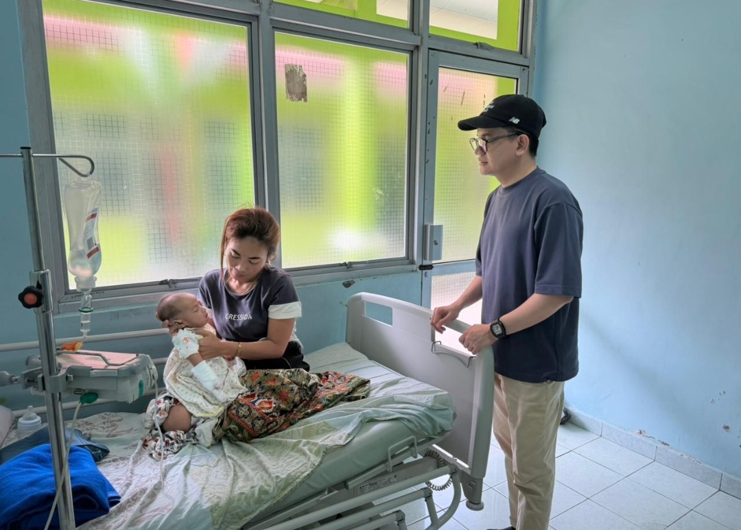 DARI LANSIA HINGGA BAYI, ALI SYAHBANA DATANGI PASIEN RSUD RATU ZALECHA
