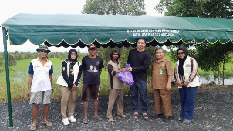 SERAHKAN SEMBAKO KE WARGA TERDAMPAK, DICKY EKA PUTRA SOROTI AKAR MASALAH BANJIR