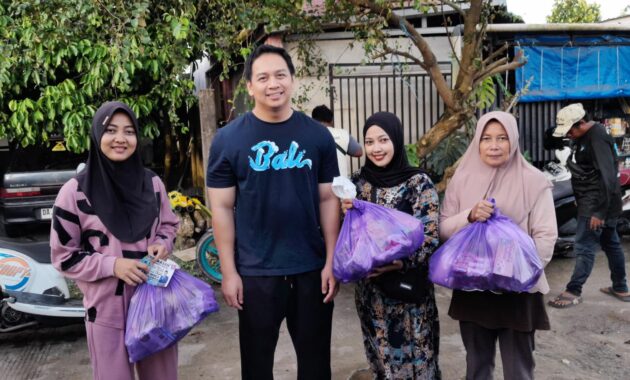 TINJAU LOKASI BANJIR, DICKY EKA PUTRA SALURKAN SEMBAKO KE WARGA TERDAMPAK