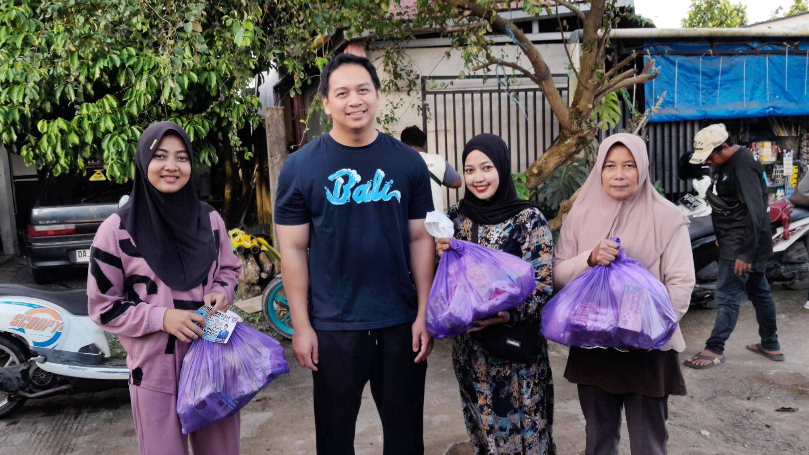 TINJAU LOKASI BANJIR, DICKY EKA PUTRA SALURKAN SEMBAKO KE WARGA TERDAMPAK