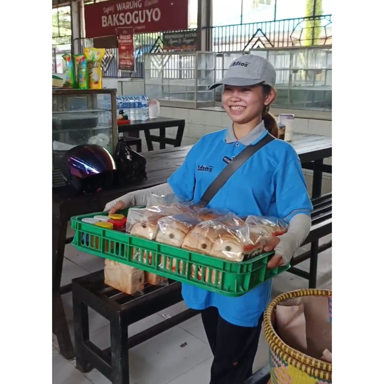 ISI WAKTU LIBUR KULIAH, MAHASISWI BANJARBARU INI PILIH JUALAN ROTI KELILING