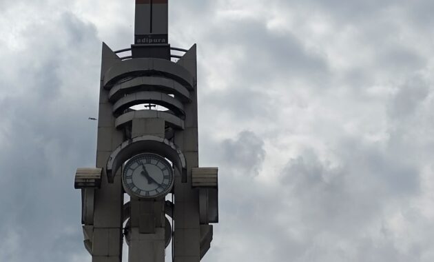 JAM DI TUGU ADIPURA BANJARBARU NORMAL KEMBALI USAI JADI SOROTAN