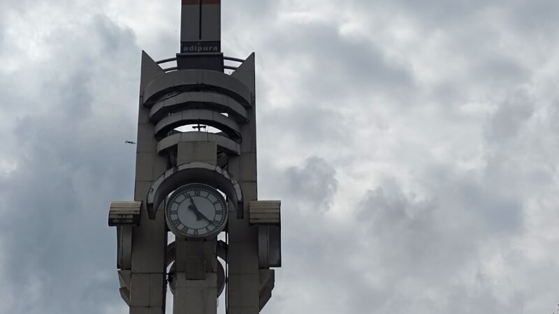 JAM DI TUGU ADIPURA BANJARBARU NORMAL KEMBALI USAI JADI SOROTAN