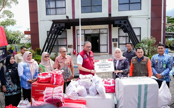 RESPONS CEPAT NEGARA HADAPI BANJIR BANJARBARU, KEMENSOS TURUN LANGSUNG SALURKAN BANTUAN