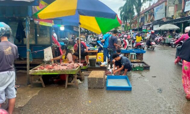 TAK LAGI BERJUALAN DI PINGGIR JALAN, PKL PASAR SUKUMPUL DIMINTA MASUK AREA RESMI