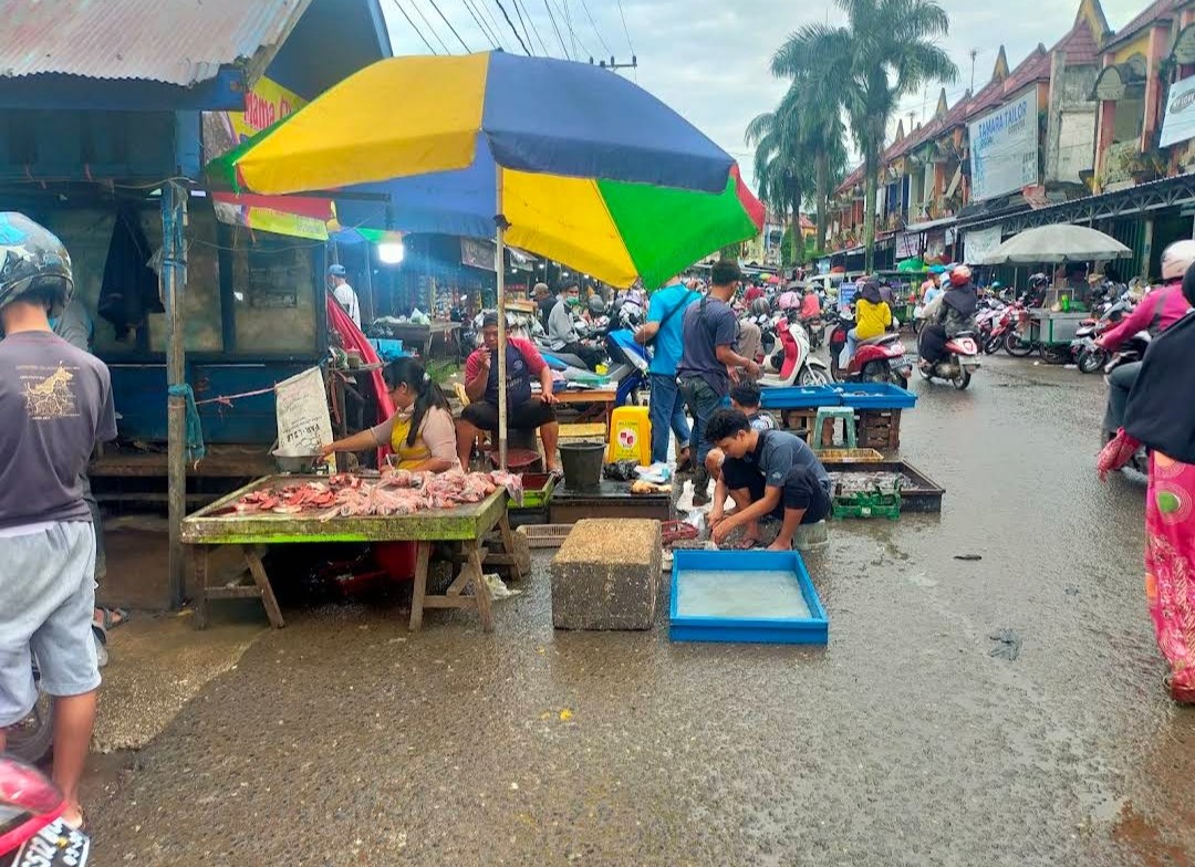 TAK LAGI BERJUALAN DI PINGGIR JALAN, PKL PASAR SUKUMPUL DIMINTA MASUK AREA RESMI