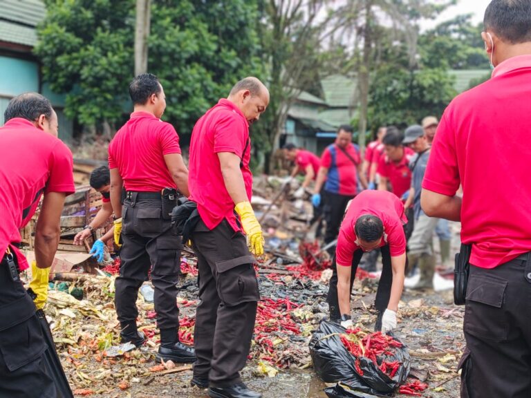 POLRES BANJAR GANDENG PERUMDA PBB, PASAR PPS DIBERSIHKAN DARI TUMPUKAN SAMPAH