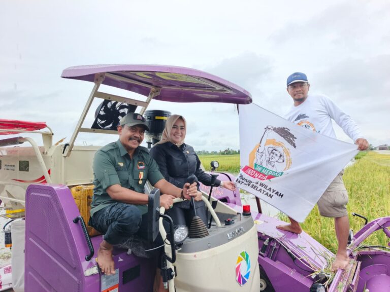TURUNKAN COMBINE DAN CRAWLER, HJ HELDA RINA SUNTIK SEMANGAT PETANI MILENIAL DI TATAH MAKMUR
