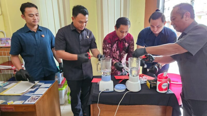 DIBLENDER DAN DIBUANG KE TOILET, 54,5 GRAM SABU DIMUSNAHKAN POLRES BANJARBARU