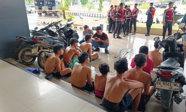DIGAGALKAN WARGA, 11 REMAJA DIDUGA HENDAK TAWURAN DI BANJARBARU DIAMANKAN POLISI