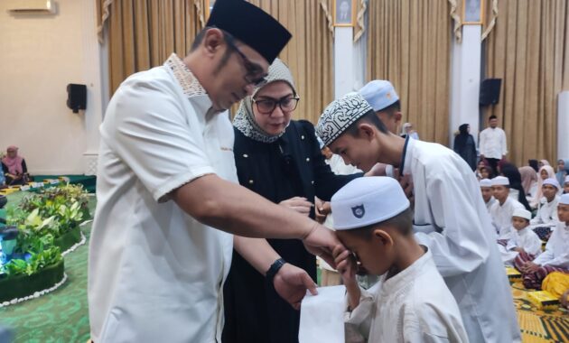 RAMADAN PENUH HARU, WALI KOTA BANJARBARU PELUK DAN SEMANGATI 75 ANAK YATIM