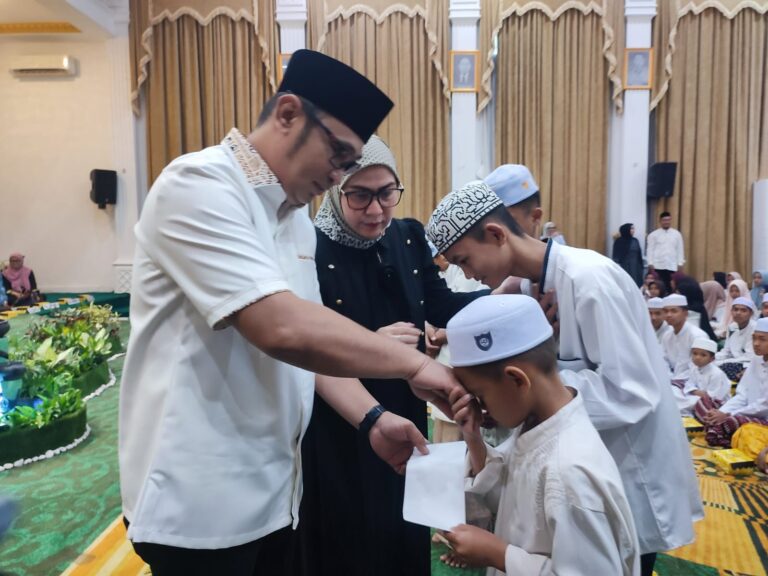 RAMADAN PENUH HARU, WALI KOTA BANJARBARU PELUK DAN SEMANGATI 75 ANAK YATIM