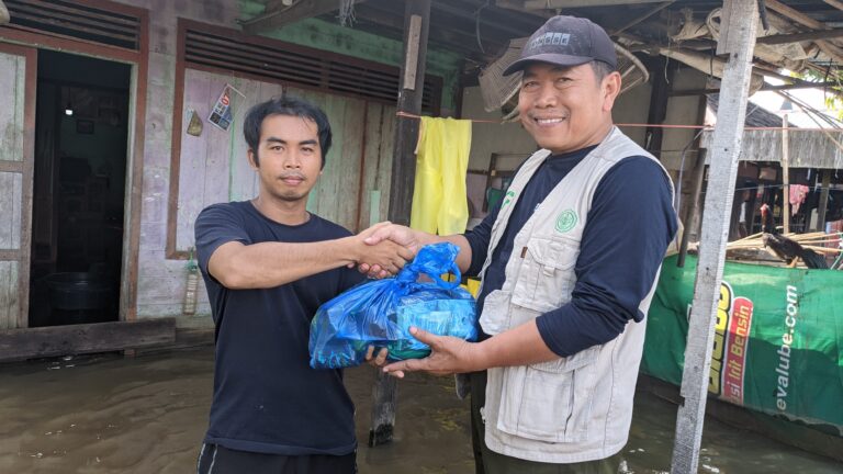 ​TERJANG BANJIR, DISTAN BANJAR PASTIKAN LOGISTIK BUPATI SAMPAI KE TANGAN WARGA MARTAPURA BARAT