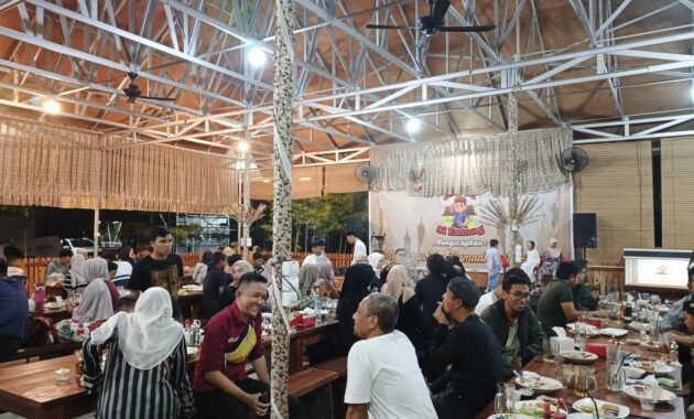 TREN BUKBER DONGKRAK OMZET, RESTO SI ENTONG PANEN TAMU RAMADAN