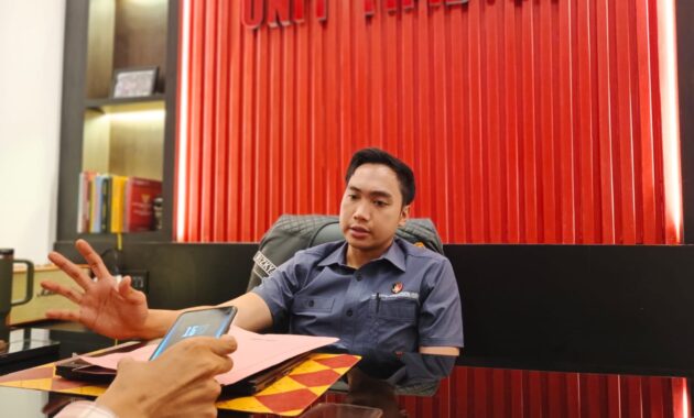 POLRES BANJAR BONGKAR GUDANG SOLAR ILEGAL, PASUTRI RAUP UNTUNG DARI KELANGKAAN BBM 1 1001291738