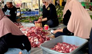BAGIKAN DAGING KURBAN TANPA PLASTIK, SISKA MONALISA AJAK TINGKATKAN KEPEDULIAN LINGKUNGAN 1 1001325106