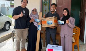 ANTISIPASI KARHUTLA, DICKY EKA PUTRA SERAHKAN PERALATAN PEMADAM UNTUK RELAWAN BPK 1 1001415528