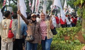 HELDA RINA BERDIRI DI ATAS SOUND SYSTEM, SERUKAN DUKUNGAN KETAHANAN PANGAN PRABOWO DI TENGAH RIBUAN MASSA 1 1001468553