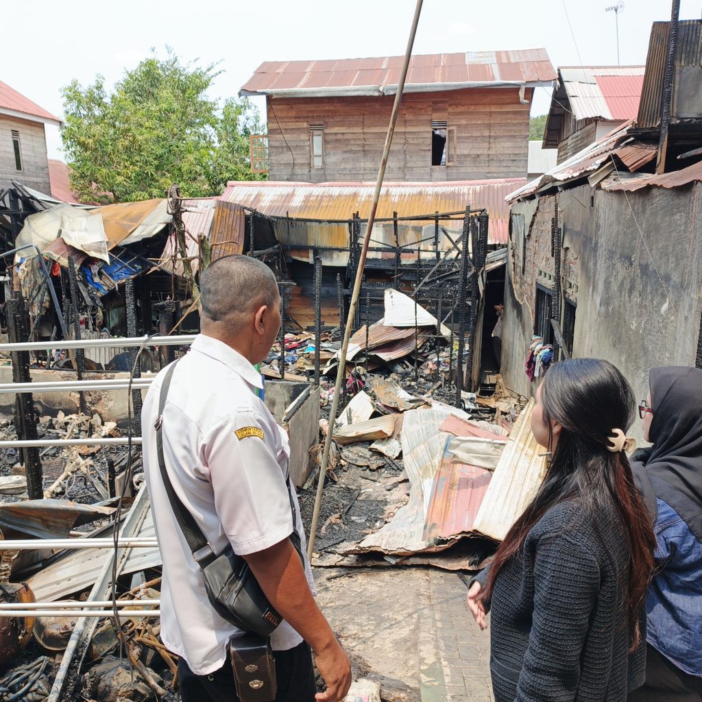RUMAH LUDES DILALAP API, LIANA KIRIM BANTUAN AWAL UNTUK WARGA MENTAOS 1 1001538128