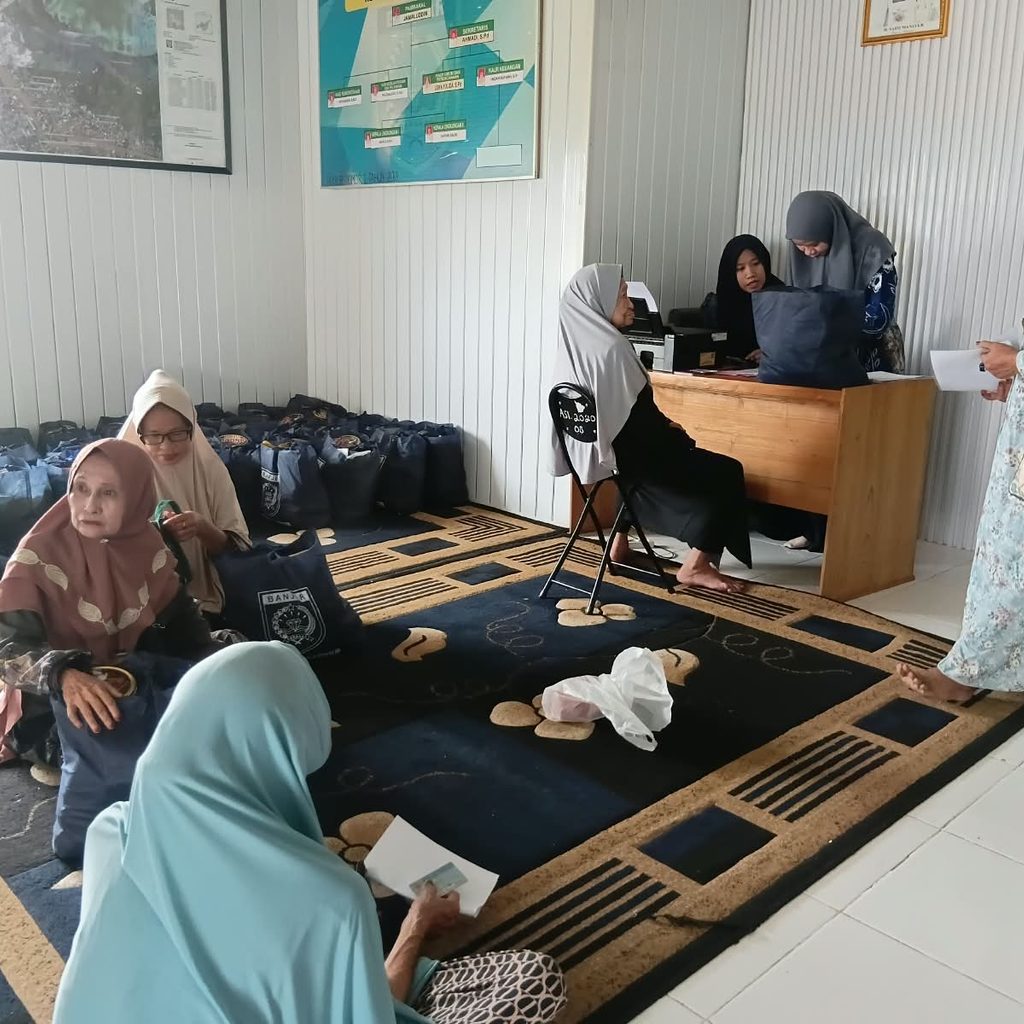RINGANKAN KEBUTUHAN HARIAN, LANSIA DI DESA ANTASAN SENOR ILIR TERIMA SEMBAKO 1 1001539678