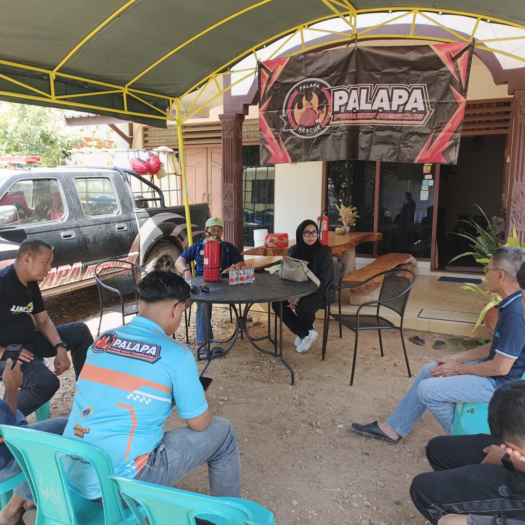 LIANA SALURKAN BANTUAN, PERKUAT PERALATAN PALAPA RESCUE DAN BANTU KORBAN KEBAKARAN DI MENTAOS 1 1001546098