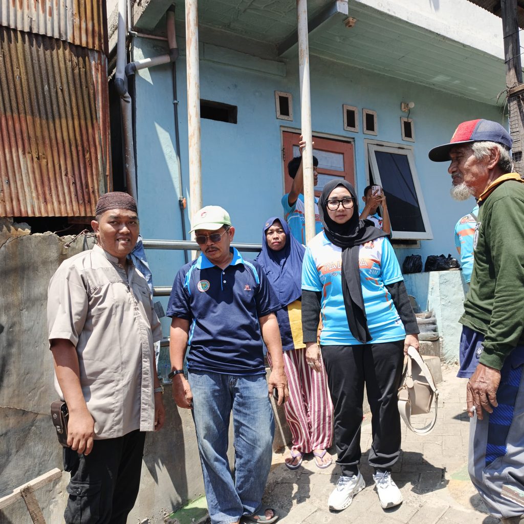 LIANA SALURKAN BANTUAN, PERKUAT PERALATAN PALAPA RESCUE DAN BANTU KORBAN KEBAKARAN DI MENTAOS 3 1001546099