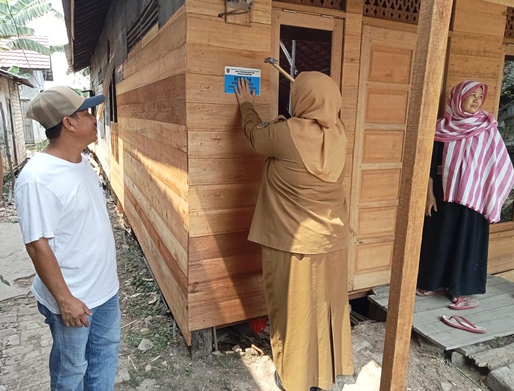 14 KELUARGA DI DESA GUDANG TENGAH TERIMA BANSOS RTLH, SAFWAN: SANGAT MEMBANTU WARGA 1 1001564619