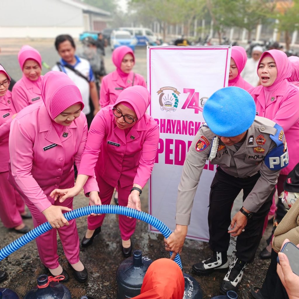 KEKERINGAN MELUAS, POLRES BANJAR SALURKAN 10.000 LITER AIR BERSIH KE WARGA INDRASARI 1 1001584069