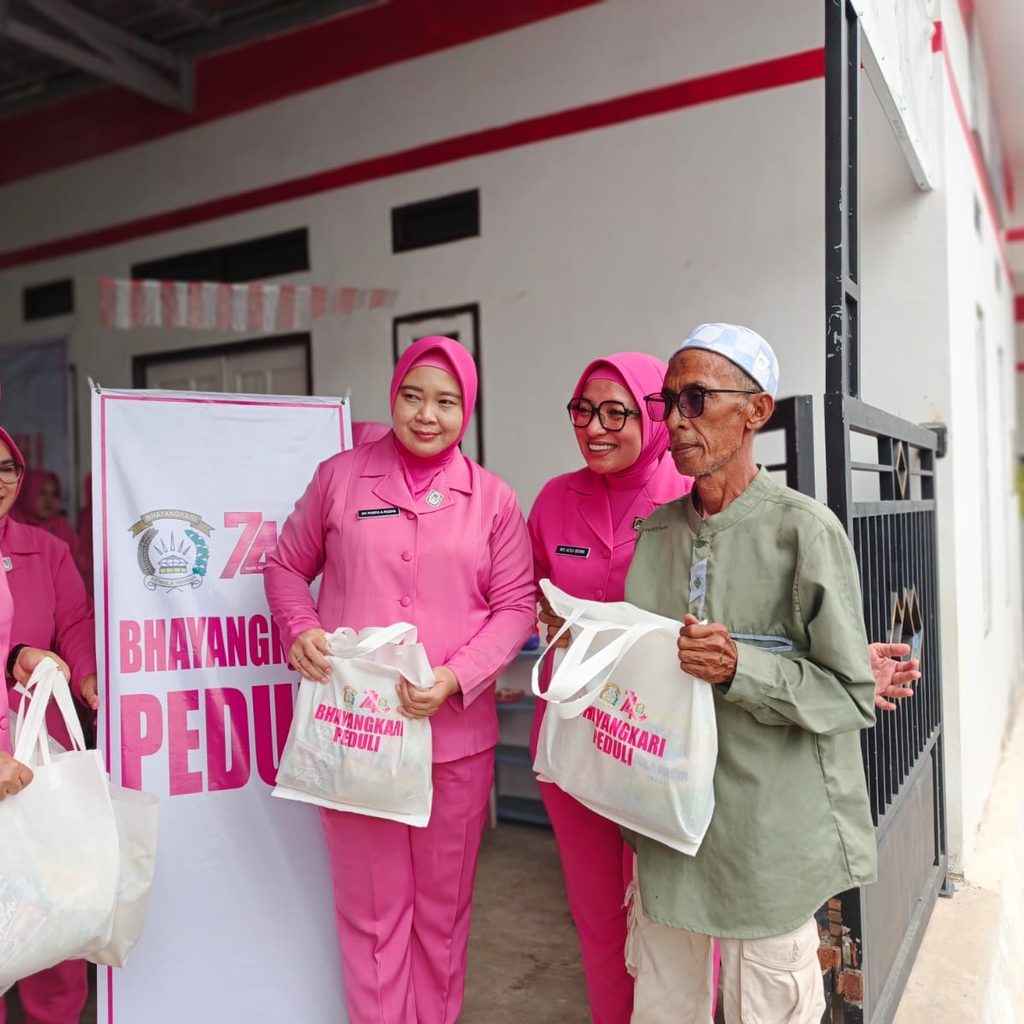 KEKERINGAN MELUAS, POLRES BANJAR SALURKAN 10.000 LITER AIR BERSIH KE WARGA INDRASARI 2 1001584075